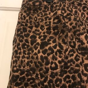 Super cute cheetah / leopard print capri pants